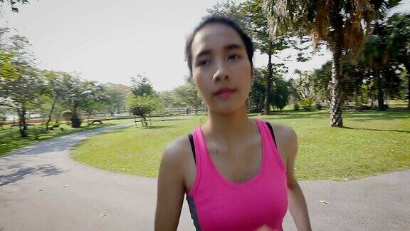 健身女孩在公园户外跑步亚洲女跑步者在外面的马路上跑步