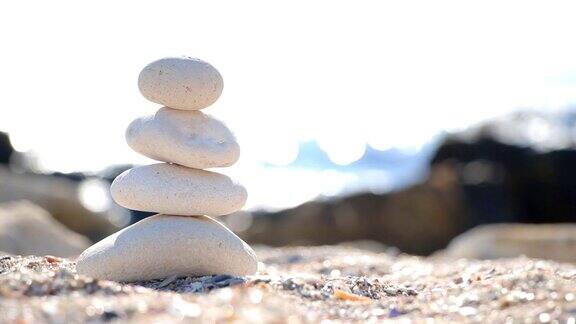 以海滩上的石头和大海为背景的禅宗符号