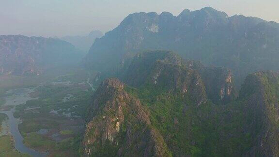 鸟瞰图日落时的KhuBaoTon丘陵景观吉安越南