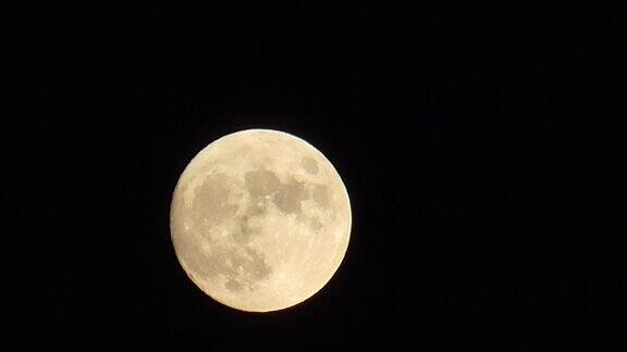 满月之夜在天空中的运动
