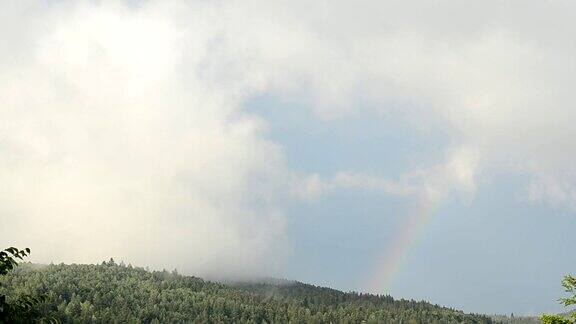 彩虹越过高山