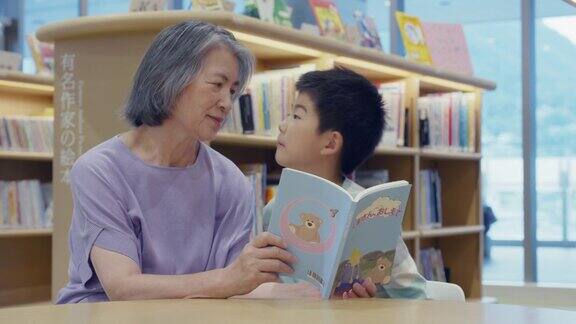 漫威宇宙的一位老太太在图书馆教孙子读书