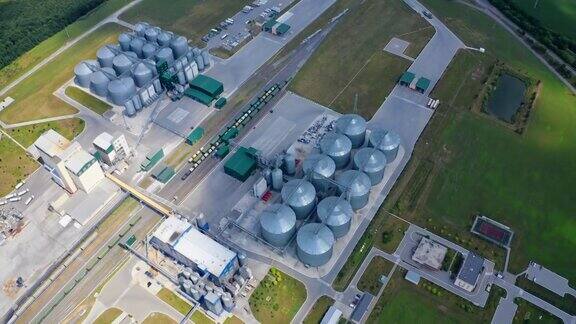 田里的谷物升降机现代化的农业企业工厂大型金属筒仓的谷物干燥复合体鸟瞰图