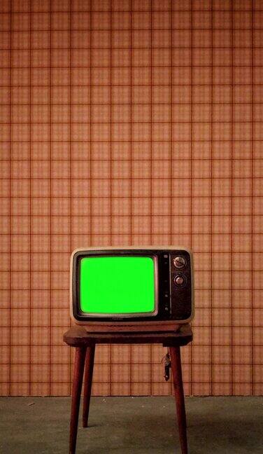 复古电视在一个复古的房间与彩色键屏幕