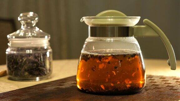 用玻璃茶壶泡茶