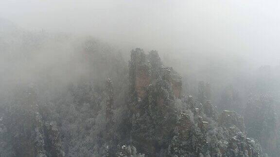 航拍中国湖南张家界天子山雪景