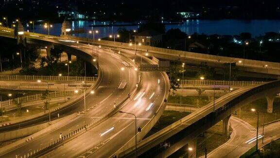 时间流逝大桥上夜间交通堵塞和轻微的运动