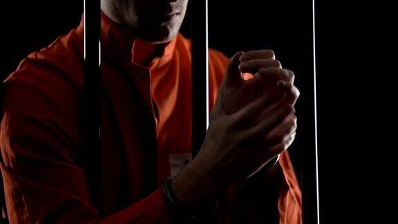 囚犯在监狱里戴着手铐摩擦手腕不人道的条件和酷刑