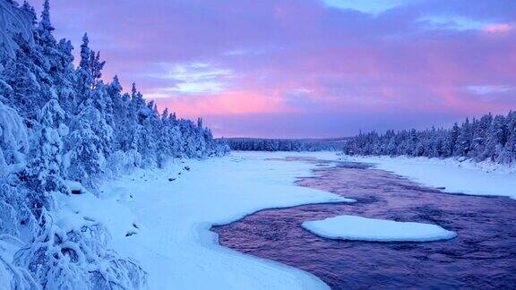 芬兰拉普兰冬季河流急流上的日出