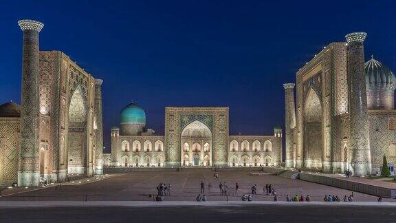 乌兹别克斯坦撒马尔罕的雷吉斯坦广场夜晚的时光流逝