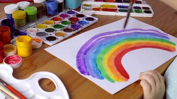 小女孩在白纸上画彩虹
