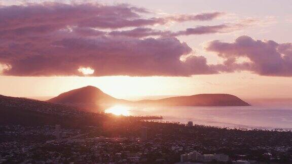 鸟瞰图毛纳鲁阿湾与科科火山口在远处日落