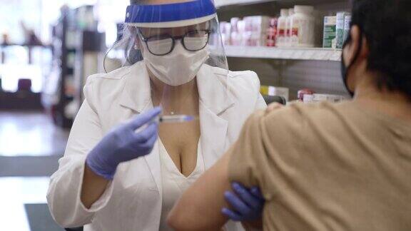 药剂师戴着口罩注射疫苗