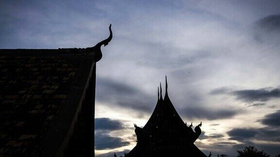 云在泰国清迈的泰国佛教寺庙上空移动的时间流逝