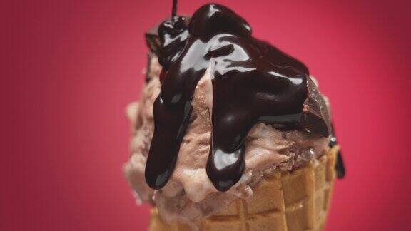 巧克力樱桃冰淇淋配巧克力酱