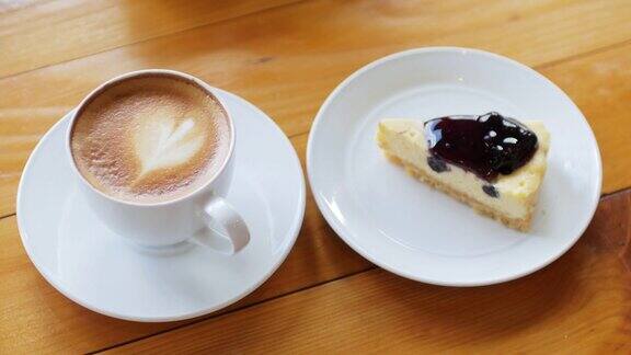 蓝莓奶酪派和拿铁咖啡在木桌上放松概念摄影