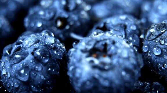 淋浴下新鲜蓝莓的微距镜头