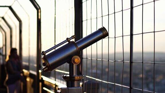 巴黎埃菲尔铁塔顶楼的望远镜