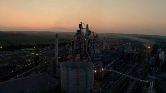 日落时分工业生产区的水泥厂厂房结构高大无人机镜头4k