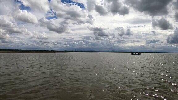 湖上的渔船与云和天空