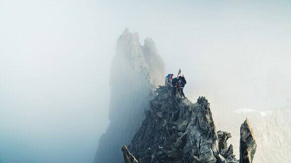 攀登欧洲阿尔卑斯山脉的尖峰专业设备鸟瞰图