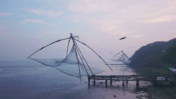 印度科钦堡的传统中国渔网无人机在日出时的视图