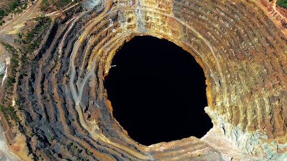露天矿山在里约热内卢Tinto在西班牙这是在矿石开采生产行业鸟瞰图与无人机工业景观概念