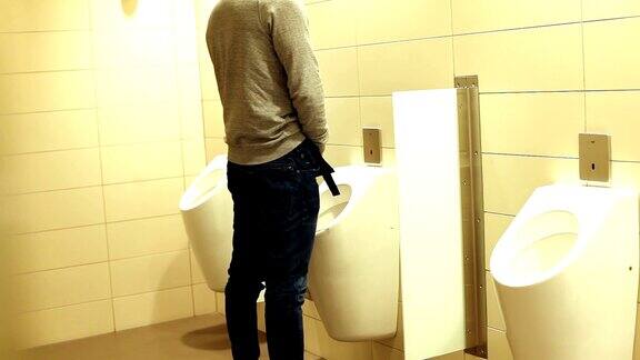 男人在公共厕所