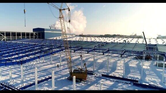 建设现代化工厂或厂房工业区在冬季从空中一览无余现代化的厂房在白雪皑皑的田野上新建了一座钢结构的商业建筑