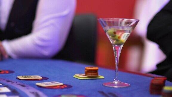 赌场里的黑杰克紧张的赌徒在等待纸牌