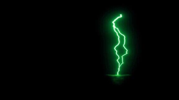 现实的绿色闪电在黑色背景