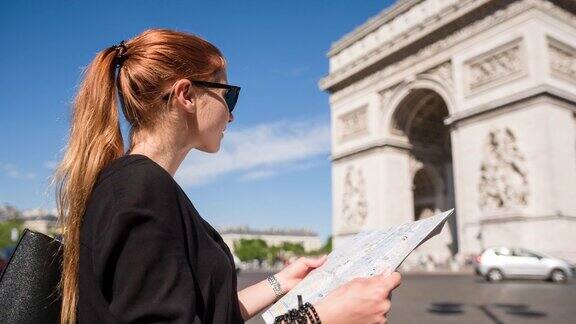 游客与巴黎城市地图欣赏凯旋门