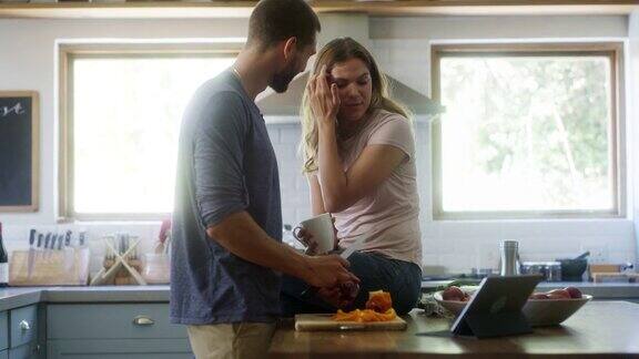 女人和男朋友在一起切甜椒