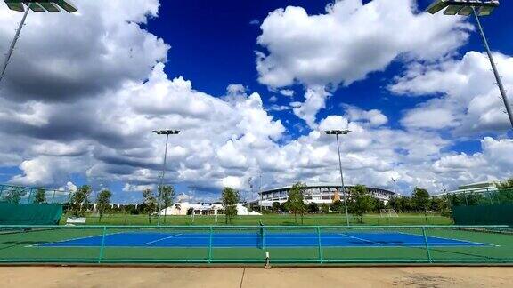 室外空网球场与蓝天和云的延时