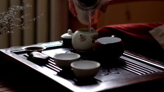 中国传统茶道中的绿茶倾倒一套饮茶设备