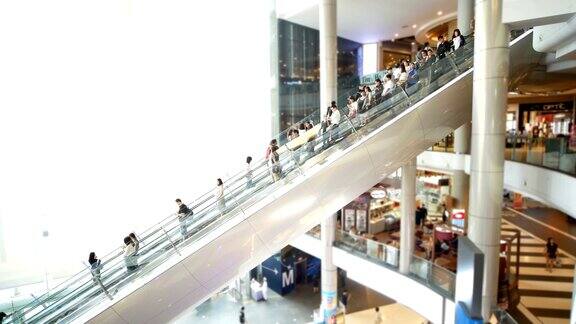 人们在现代购物中心的自动扶梯上活动
