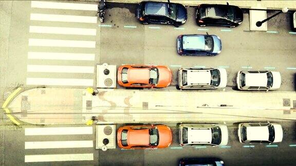 城市街道上有汽车和斑马线的顶视图