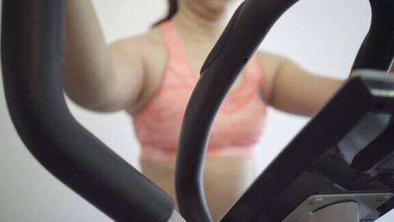在健身房里穿着运动服在跑步机上跑步的女人