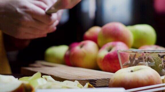 准备自家种植的新鲜腌制的苹果做馅饼馅