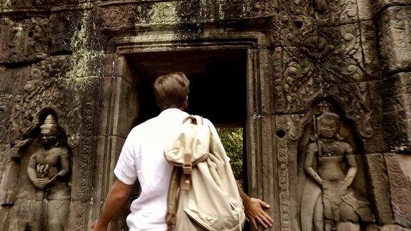 一个热爱旅游的年轻人在亚洲的日落时分探索古庙