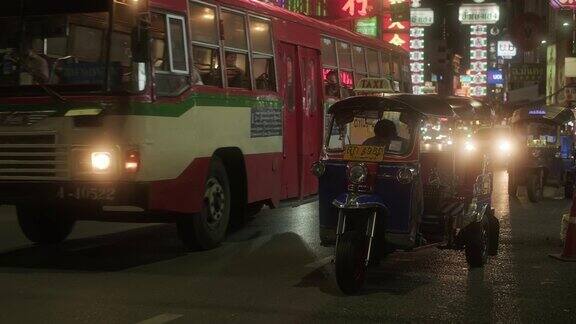曼谷的唐人街街人力车人霓虹灯夜晚夜生活城市繁华充满活力文化传统灯笼街头食品市场小巷亚洲文化夜市