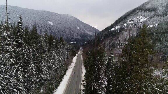 树顶霜冻森林视图越野车驾驶下雪山公路