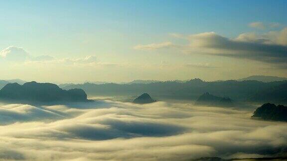 延时日出移动的雾在山上
