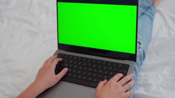 接近聪明的白人中学生使用笔记本电脑绿屏色度键孩子在键盘上打字在线导师数字课堂在家电脑上进行网络教学虚拟教育电子教育