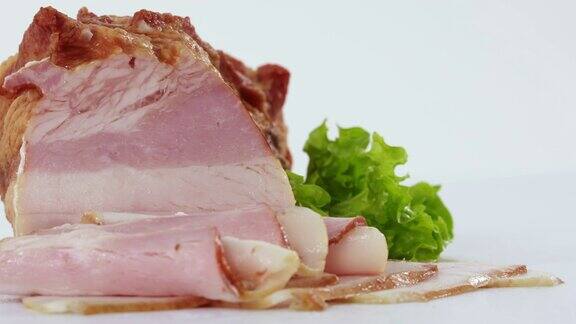 切片加工肉制品在白色的背景烟熏猪肉培根