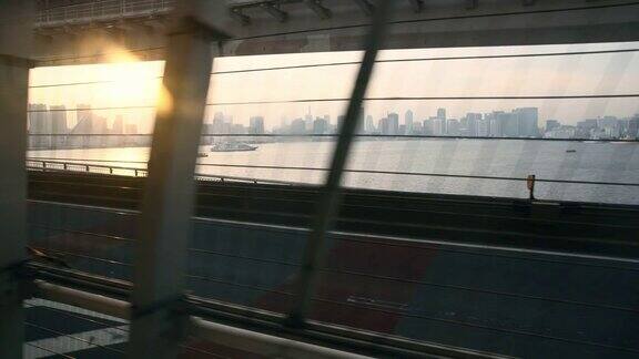 透过轻轨车窗可以看到东京的