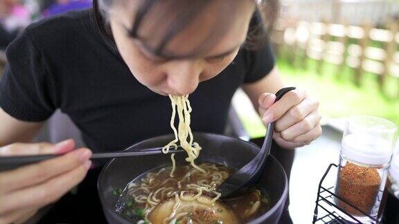 午餐吃拉面的女人