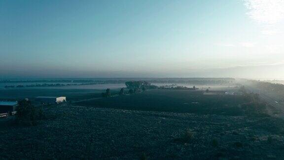 冬日清晨乌克兰乡村的田野和高速公路鸟瞰图