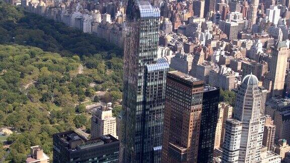 图片:玻璃幕墙的摩天大楼公寓大楼和纽约中央公园