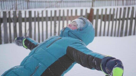 孩子在雪地里摔倒慢动作效果在户外运动积极的生活方式